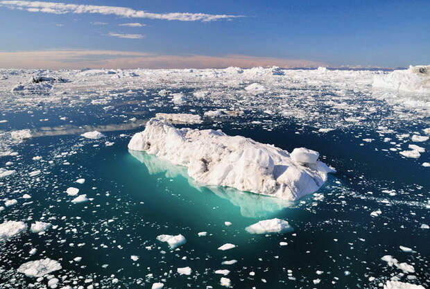 40-километровый фьорд Илулиссат заполнен айсбергами, которые сползают с ледника шириной 5 км Сермек-Куджаллек.