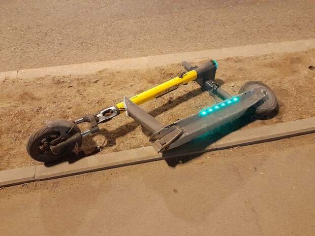ДТП во Владивостоке: прокатный электросамокат сломали пополам