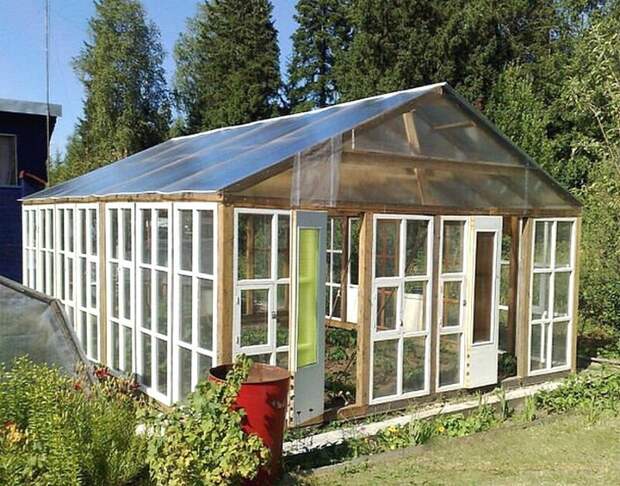 Оставшиеся после ремонта старые окна – полезный элемент, а вовсе не строительный мусор. Зная это, многие дачники специально выискивают рамы на свалках.-4