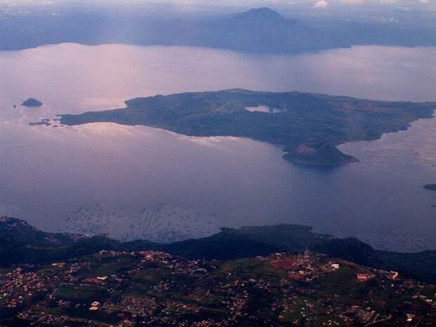 Филиппинский остров Пойнт в озере.