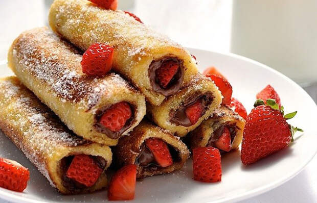 Рулеты с клубникой, шоколадной пастой и тостами