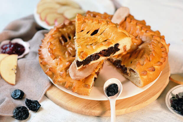 А вам нравятся пироги с черносливом? \ Фото: academfood.ru.