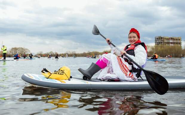 Русские красавицы и розовые фламинго: фото сап-фестиваля "Рязанское море"