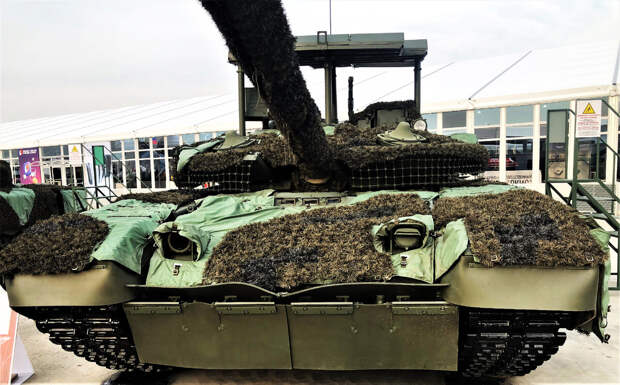 Т-80БВМ с комплектом средств снижения заметности, дополнительной защиты и постановки помех системам управления и наведения FPV-дронов, доработанный по опыту боевого применения в СВО.