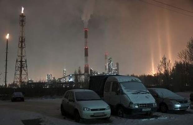 Vehicles covered with snow and hoarfrost are parked near a local oil refinery in Omsk, Russia December 1, 2020. REUTERS/Alexey Malgavko
