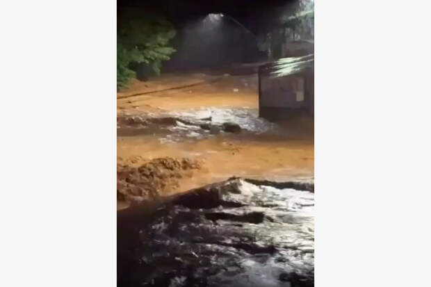 Плывущие по городу гробы во время наводнения попали на видео