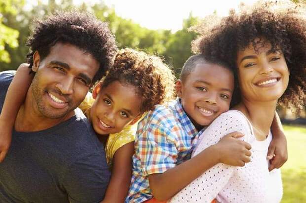 afro-american family, parents and two children Кого надо ставить на первое место: ребенка или мужа?Кого надо ставить на первое место: ребенка или мужа?Кого надо ставить на первое место: ребенка или мужа?happy family outdoor