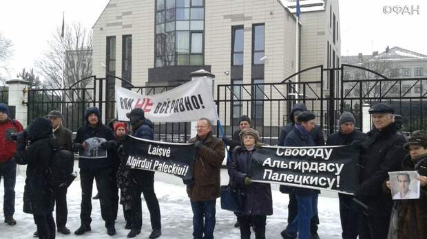 Митинг-пикет в защиту литовского антифашиста Альгирдаса Палецкиса у посольства Литвы в Риге 14 января 2019 года