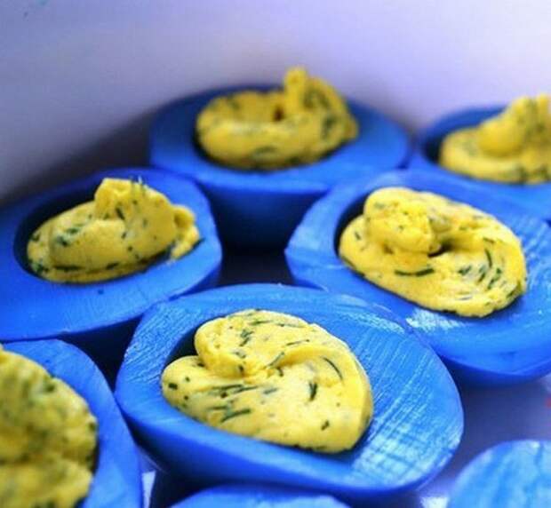 Удивите гостей синими яйцами - половинки вареных яиц поместить на 150-20 минут в сок от краснокочанной капусты, а желтки перемешать с чем угодно и нафаршировать ставшими сними половинки. Не держите долго - появится неприятный запах интересное, кулинария, рецепты, яйца