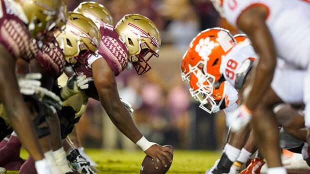 Clemson and Florida State players lineup across one another at the line of scrimmage.