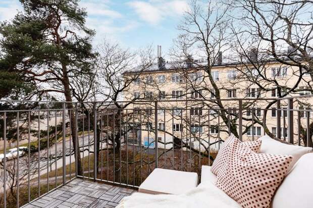 А вам какие балконы больше по душе? Такие, как в этой шведской четырехэтажке? Или как в наших хрущевках?