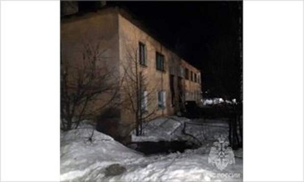 Из горящего дома в Харовске эвакуировали 15 человек, в том числе троих детей