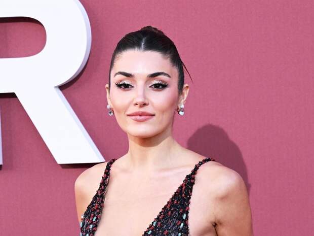 Ханде Эрчел блистала в золоте, Серенай Сарыкая — в красном: премия в Турции