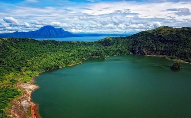 Филиппинский остров Пойнт в озере на острове.