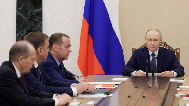 Путин провел совещание по вопросам дальнейшего строительства ВС РФ