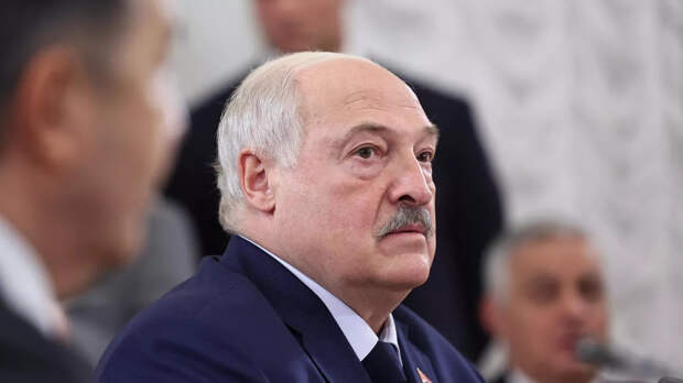 Лукашенко получил в подарок стельную корову и раскрыл условия возврата