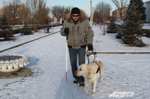 Михаил Шубин и его собака-поводырь Макс.