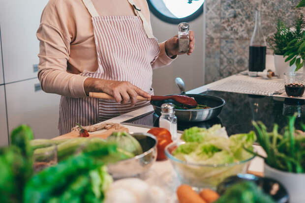 Более 50% опрошенных россиян снимают стресс готовкой