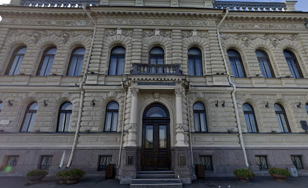 Свадебные фотосессии у Дворца бракосочетания №1 испортят строительные леса