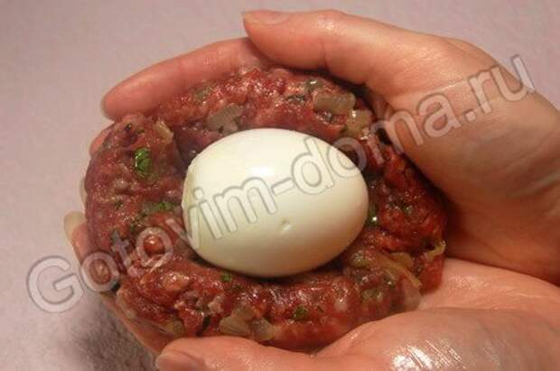 Мясные колобки с яйцом