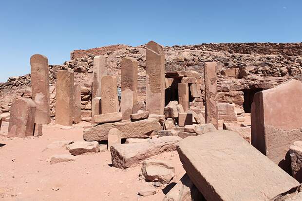 Серабит-эль-Хадим, храм Хатхор и множество посвящённых ей стел.