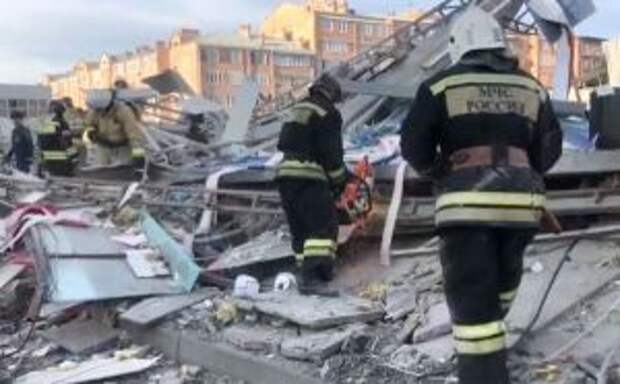 В одном из городов России мощный взрыв полностью уничтожил здание магазина