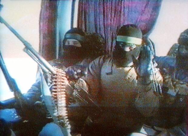 На фото: чеченские боевики, захватившие в Кизляре заложников, в автобусе у села Первомайское, 1996 год.