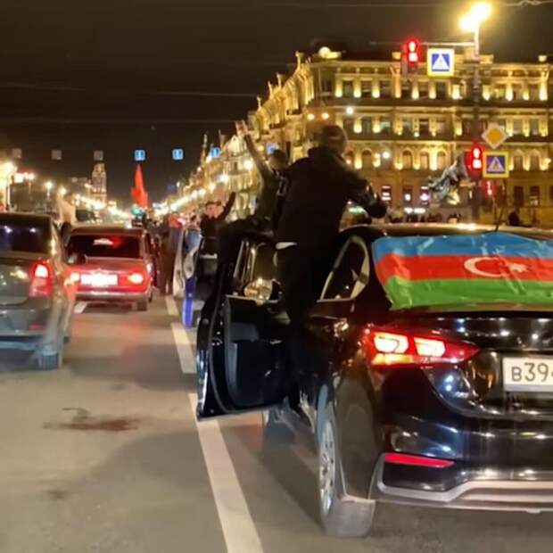 Колонна из 15 азербайджанских машин "прорвалась" к Кремлю. Взяли только там