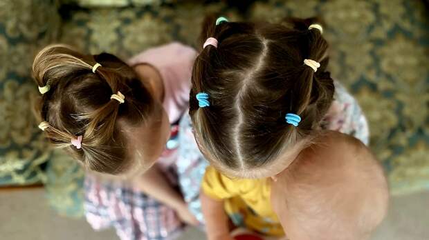 Семья воссоединилась: трое малышей вернулись домой из рязанского дома ребёнка