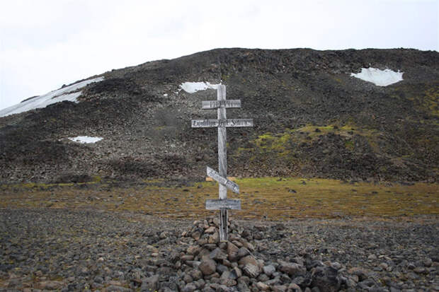 Крест, установленный членами экспедиции на архипелаге Земля Франца-Иосифа.