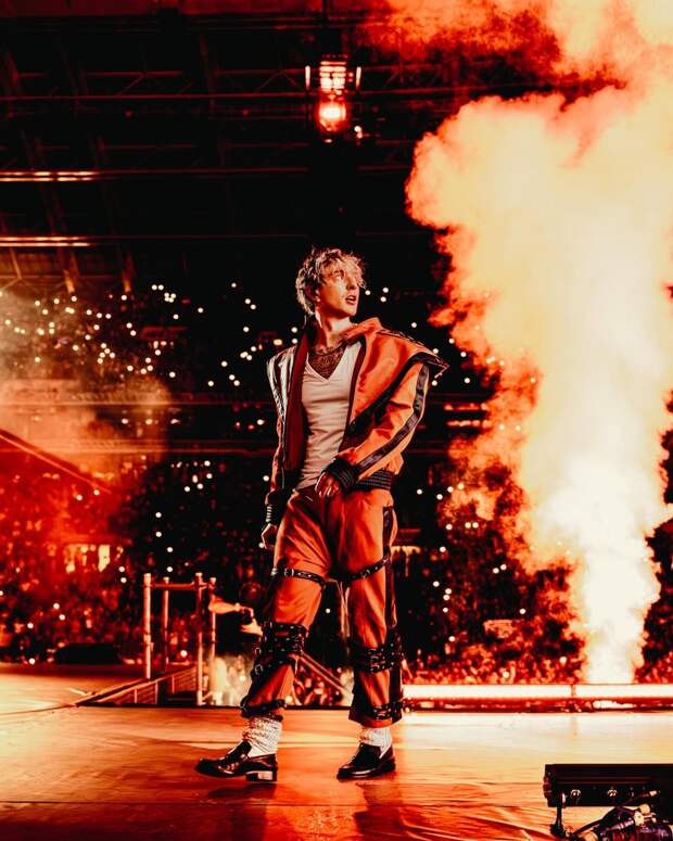 Егор Крид устроил разборку на борту самолёта из-за пьяных пассажиров