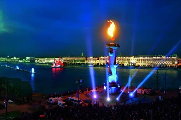 В рамках подготовки к проведению праздника «Алые паруса» этой ночью будут зажжены факелы Ростральных колонн