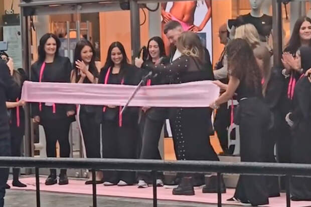В сети испытали неловкость из-за видео с открытия магазина Victoria's Secret в Британии