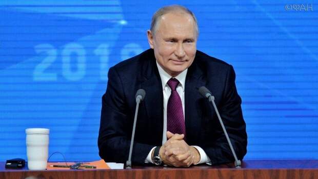 Путин на острове Гогланд осмотрел предметы с затонувшего в XIX веке судна Путин на острове Гогланд осмотрел предметы с затонувшего в XIX веке судна