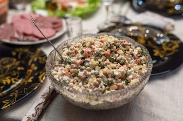 Врач Денисова назвала безопасный размер порции салата на Новый год