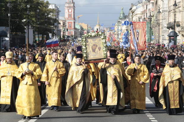 В крестном ходе приняли участие 30 тысяч петербуржцев