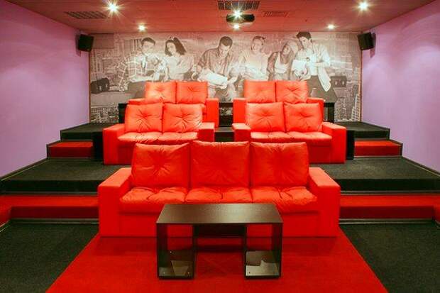 Домашний кинотеатр в цветах: красный, оранжевый, черный, серый. Домашний кинотеатр в стилях: минимализм.