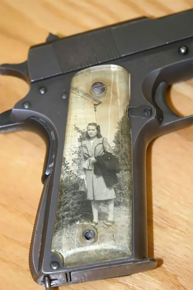 Во время Второй мировой солдаты мастерили рукоятки пистолетов с фото родных