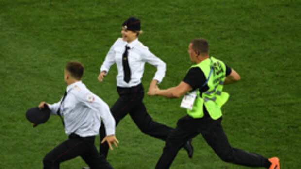 15 июля. Москва. Лужники. Франция – Хорватия – 4:2. Участники Pussy Riot прорываются на поле.