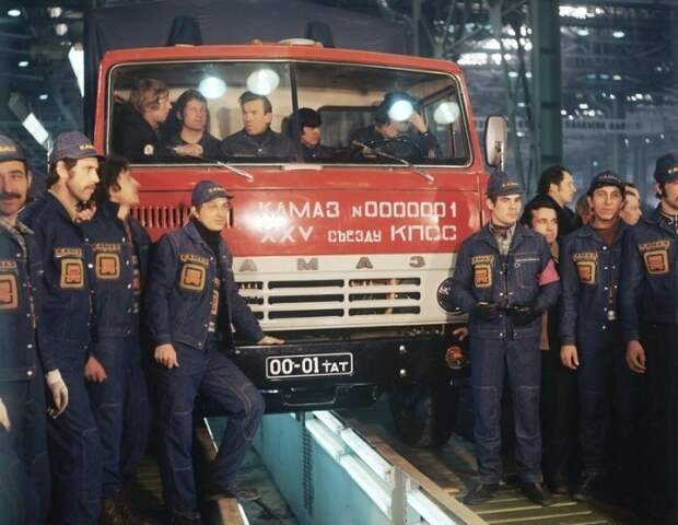 16.02.1976 с конвейера автозавода «КамАЗ» сошёл первый грузовик КамАЗ-5320, в девичестве американский International COF-220. интересно, история, фото