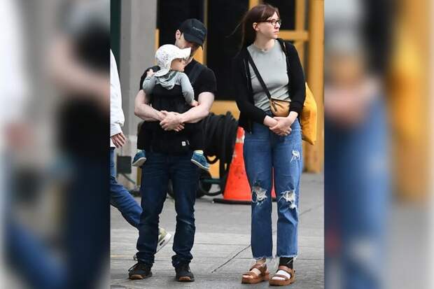 Актер Дэниел Рэдклифф попал в объективы фотокамер во время прогулки с семьей