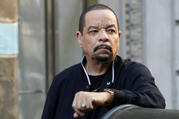 Fin standing by a mailbox and waiting on Law & Order: SVU Season 26 Episode 5