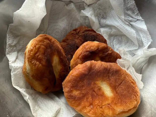 Замесите тесто без дрожжей: пирожки на кефире жарятся за 10 минут — начинка любая