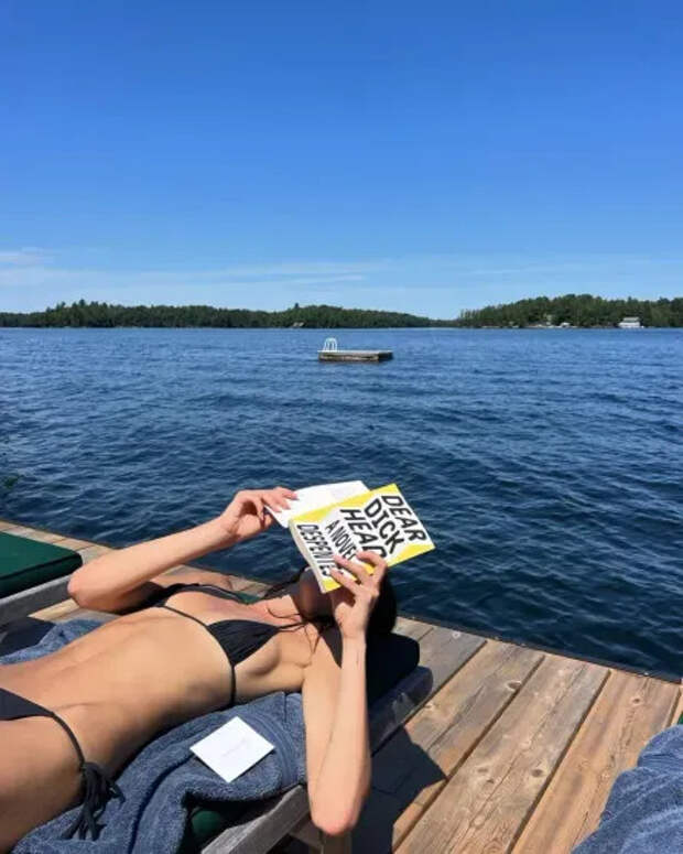 Кайя Гербер читает эпистолярный роман о Франции во времена ковида/Фото: kaiagerber/Instagram*