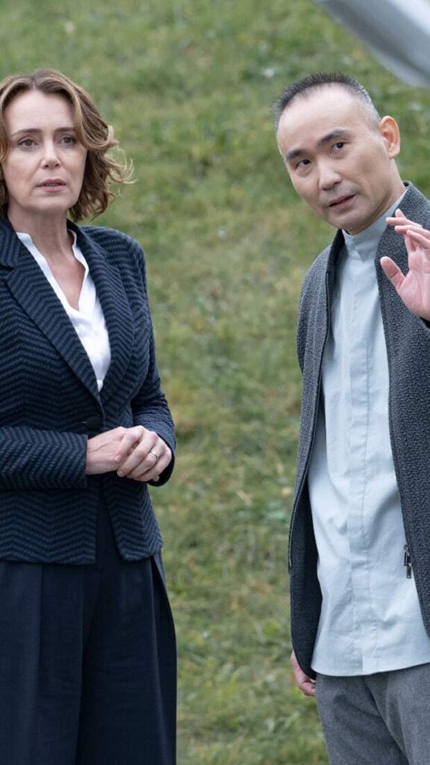 Keeley Hawes as Kira Manning, James Hiroyuki Liao as Darros - Orphan Black: Echoes _ Season 1, Episode 4