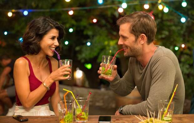 Застрявших в Дубае россиянок зазывают подрабатывать консумацией в барах