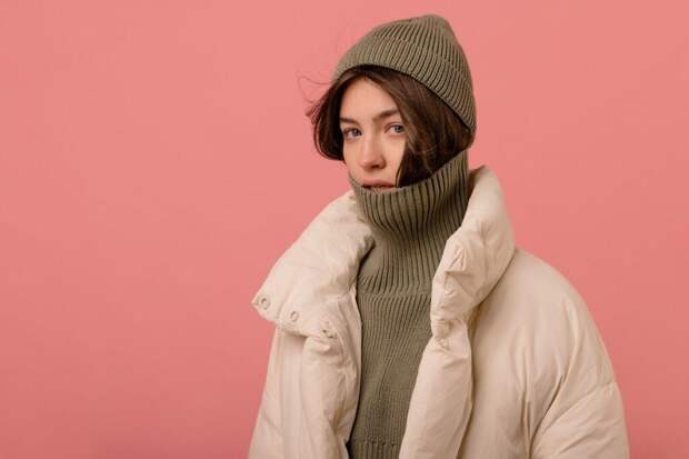 Зима без компромиссов: подбираем идеальную шапку под верхнюю одежду