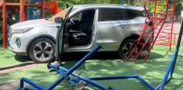В Караганде отремонтируют детскую площадку, которую повредила автоледи