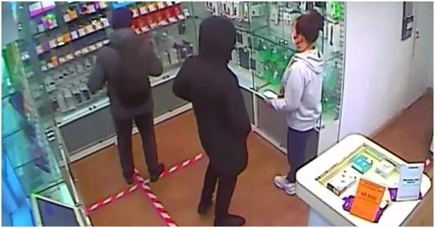 Разбойное нападение на сотрудницу салона сотовой связи попало на видео