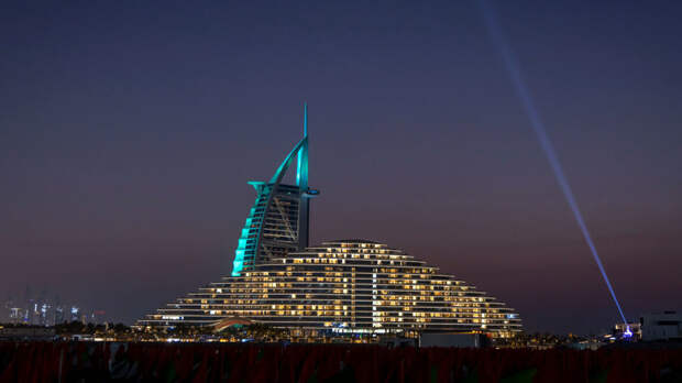 Удар беспилотника вызвал пожар на внешнем фасаде отеля «Бурдж-аль-Араб» в Дубае